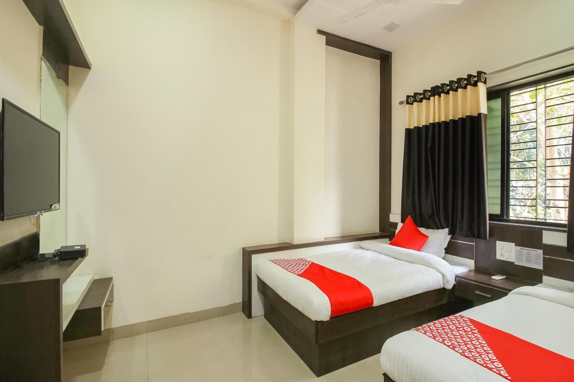 Oyo66342独特酒店 Dhule 外观 照片